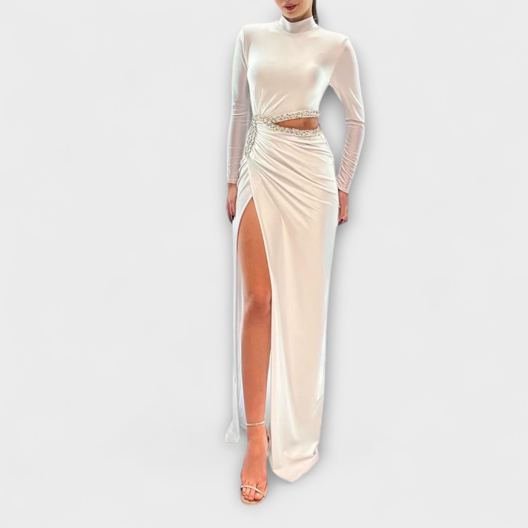 Selah - Robe blanche à manches longues avec découpe à la taille et accents en strass